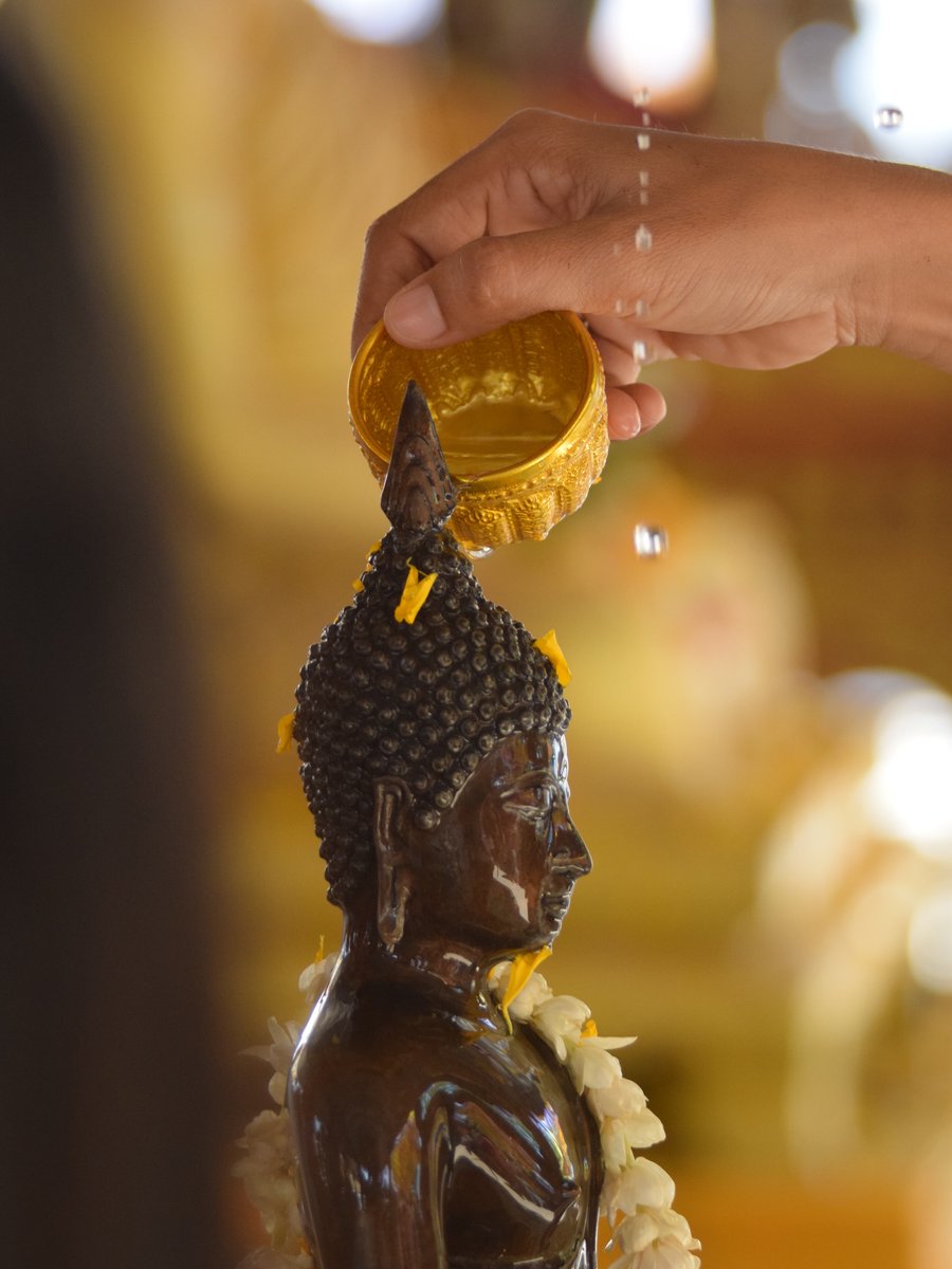 Kharmem's tweet photo. Songkran célèbre la nouvelle année thaïlandaise 2569, entre traditions bouddhiques, purification et joie collective. À Khon Kaen, dans l’Isan, la fête révèle toute son énergie authentique. https://t.co/1Ooa7enyjn
