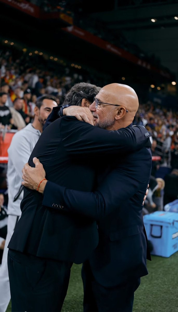 AntonyRuizB1's tweet photo. #Este hombre de cuatro campeonatos a ganado tres y en uno a quedado subcampeon para mi el mejor entrenador con permiso de Luís Enrique para ganar el balón de oro de los entrenadores. https://t.co/JwJCfOFHDd