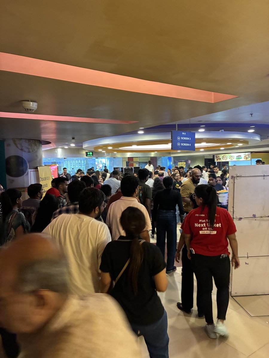 shreejit_Rx's tweet photo. @SajinShrijith @PratikNarayanan The charted show timings were unusual for a low key movie like D3, which was launched without much hype and not for a big cinephile audience like Mumbai and suburbs. 
It is still running housefull and occupying most screens from 9 AM to 11:30 PM. https://t.co/4iKbydTd4f