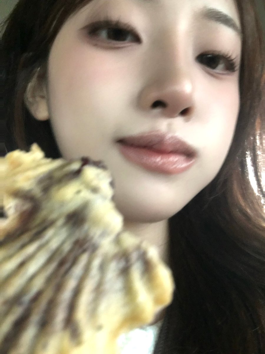 HyunsuloverS2's tweet photo. 20261005 플러스챗 #AIWEO #아이우에오 #현수

붕어빵!!!!!!!!!!!!!!!! 레슨 끝나고 나오는데 붕어빵이렁 눈 마주쳤어 마쉿다....... 다들 올해 붕어빵 먹었어?!! https://t.co/N3f4JbBD2A