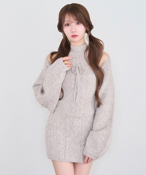 ebikanic's tweet photo. ＝LOVE イコラブ 大谷映美里 バレッタ ネックレス ワンピース
インスタに掲載

miumiu ミュウミュウ
「メタルロゴバレッタ」
参考価格　¥45,000

「クリスタル付 メタル ネックレス」
定価　¥104,500

Rose Muse
「Glitter knit 3P set」
定価　¥19,800 https://t.co/mhdRUdIwcu