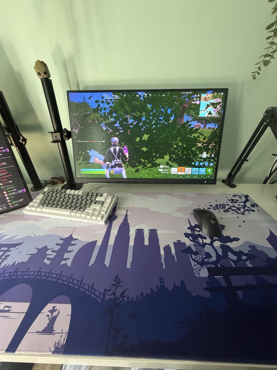 vexxfv1's tweet photo. @arcaloot new mousepad is so clean https://t.co/q15d9QH57x