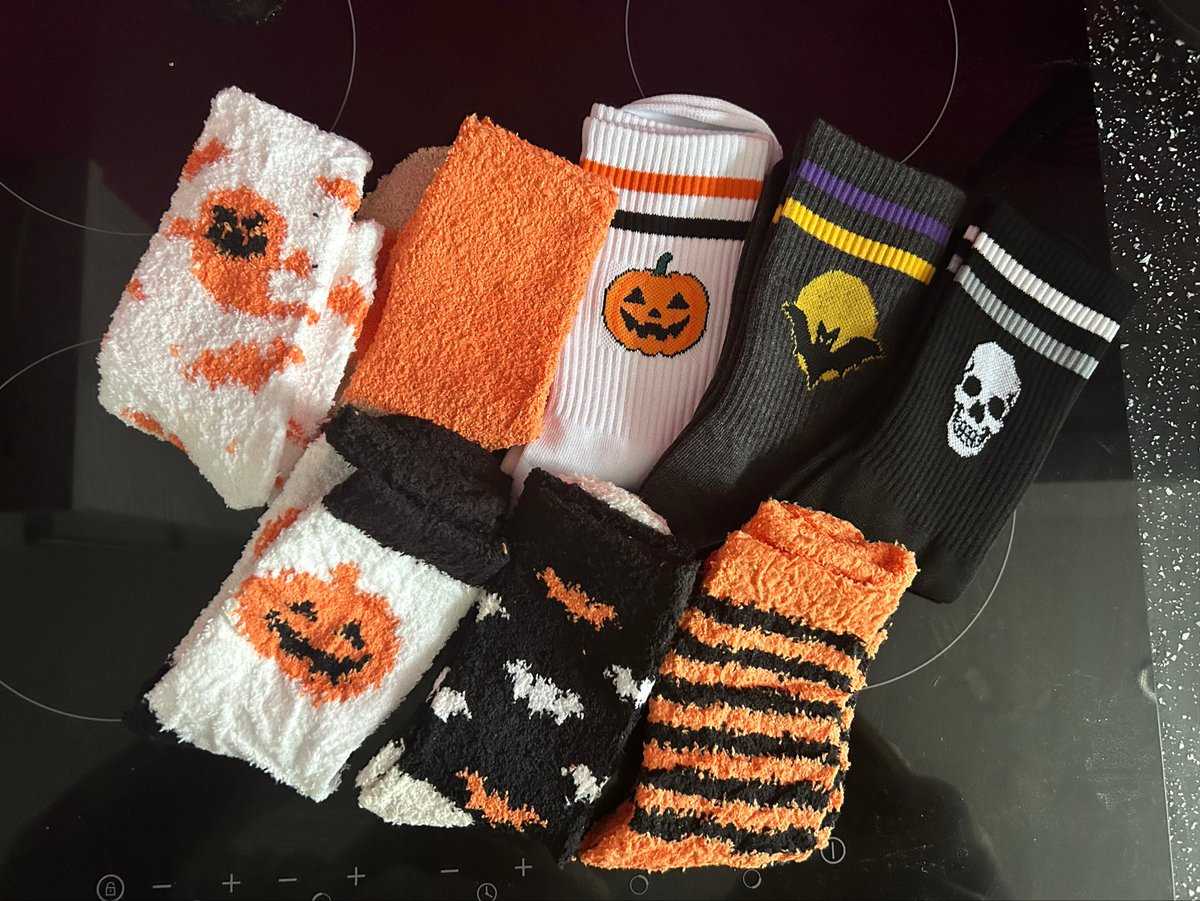 DemiDevil65's tweet photo. 🎃 I will be selling spooky worn socks HEAVILY DISCOUNTED this month!

🎃 5x fuzzy socks
🎃 3x crew socks

keep watching for more details… https://t.co/ODzC1tn2Yk