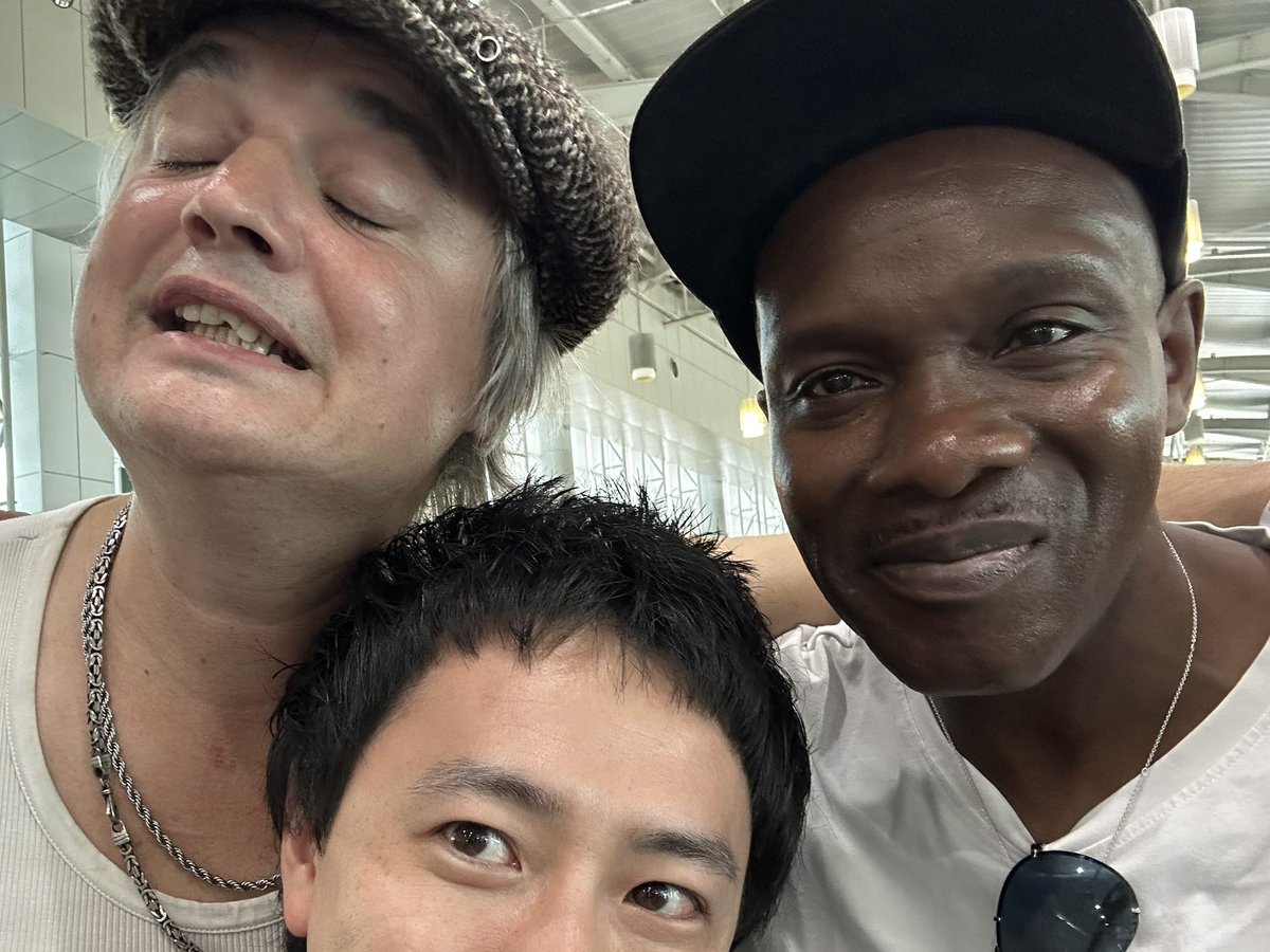 shominn's tweet photo. 空港のロビーでPeterとGaryに会えました。奇跡。二人とも優しかった…。日本人だと伝えるとGaryは「お元気ですか？」と日本語で挨拶してくれた。今度は日本でLibertines観たいぜ… https://t.co/LRswHfdtZz