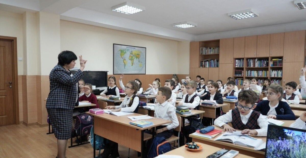 moldovaazi690's tweet photo. 📚 Astăzi, 5 octombrie, profesorii din Moldova își sărbătoresc ziua profesională.
Educația rămâne unul dintre domeniile importante pentru viitorul țării. 🇲🇩

La mulți ani tuturor profesorilor din Moldova! ❤️📚

#Moldova #ZiuaProfesorului #Educatie https://t.co/UbQyZL0OnL