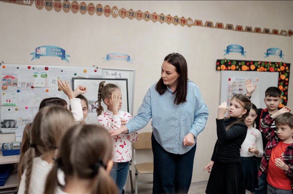 moldovaazi690's tweet photo. 📚 Astăzi, 5 octombrie, profesorii din Moldova își sărbătoresc ziua profesională.
Educația rămâne unul dintre domeniile importante pentru viitorul țării. 🇲🇩

La mulți ani tuturor profesorilor din Moldova! ❤️📚

#Moldova #ZiuaProfesorului #Educatie https://t.co/UbQyZL0OnL