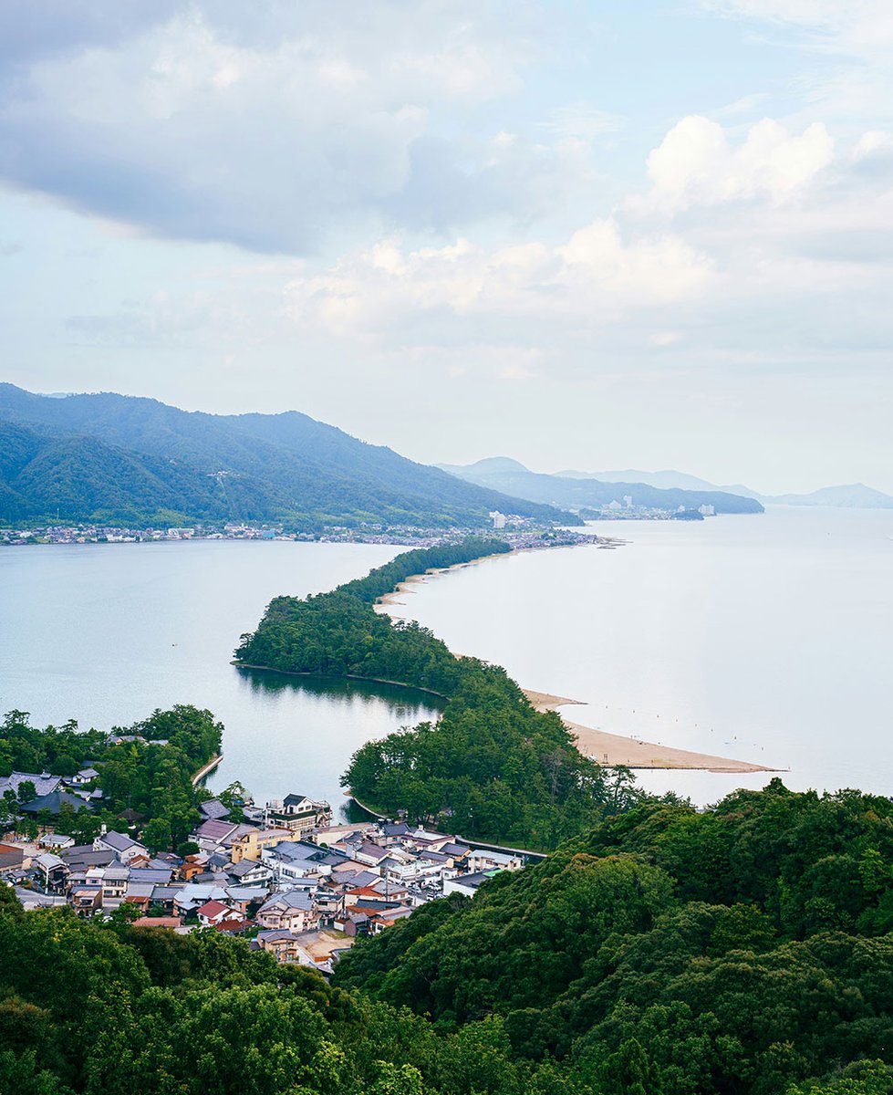 tepe_Mrc's tweet photo. Amanohashidate in Kyoto is a pine-covered sandbar stretching across Miyazu Bay. View it from above or try Matanozoki, where looking upside down makes it seem like a bridge to the sky. Walk or cycle through this peaceful coastal escape. https://t.co/H3AR6T2v6F