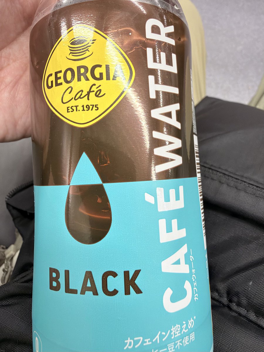 ckazu's tweet photo. このコーヒーめっちゃまずいって思ったら、コーヒー入ってなかった。
カラメル色素で着色して香料で香りつけた水ってこと？ https://t.co/oXqjbmLvk0