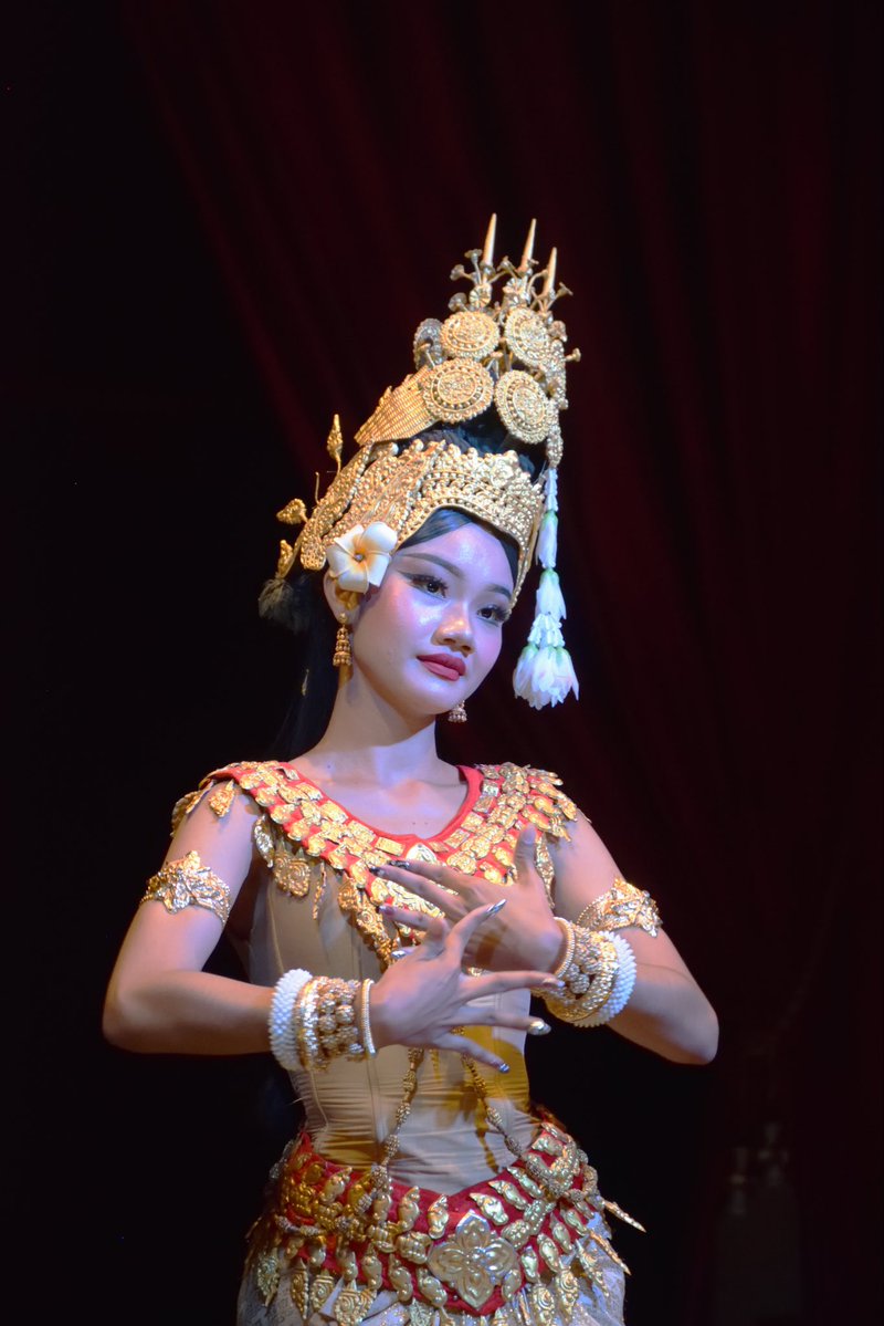 CambodiaNote's tweet photo. 📍Apsara Theatre

シェムリアップ市内には、アプサラダンスを観られる場所がいくつかあります

ここは少し高級ですが、個人的には今まで観た中でいちばん印象に残ったショー。ダンサーの動きはもちろん、衣装や照明、舞台演出まで美しく、とても見応えがあります

本格的なアプサラダンスを楽しみたい方におすすめです！