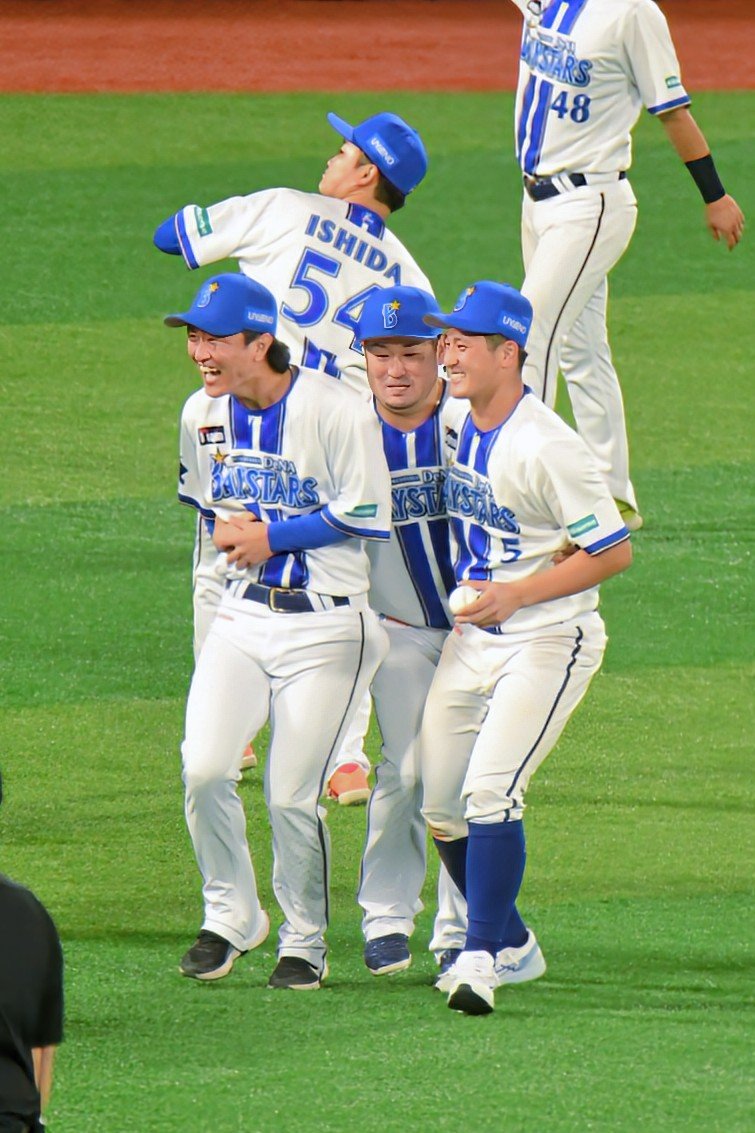 baystars_19hama's tweet photo. 【10/4 ハマスタ】キャッチャーズ
3人で写真写るのは良いが、センターにはなりたくないトバさんw
#baystars #古市尊 #戸柱恭孝 #松尾汐恩 https://t.co/fAbYgvJLg8