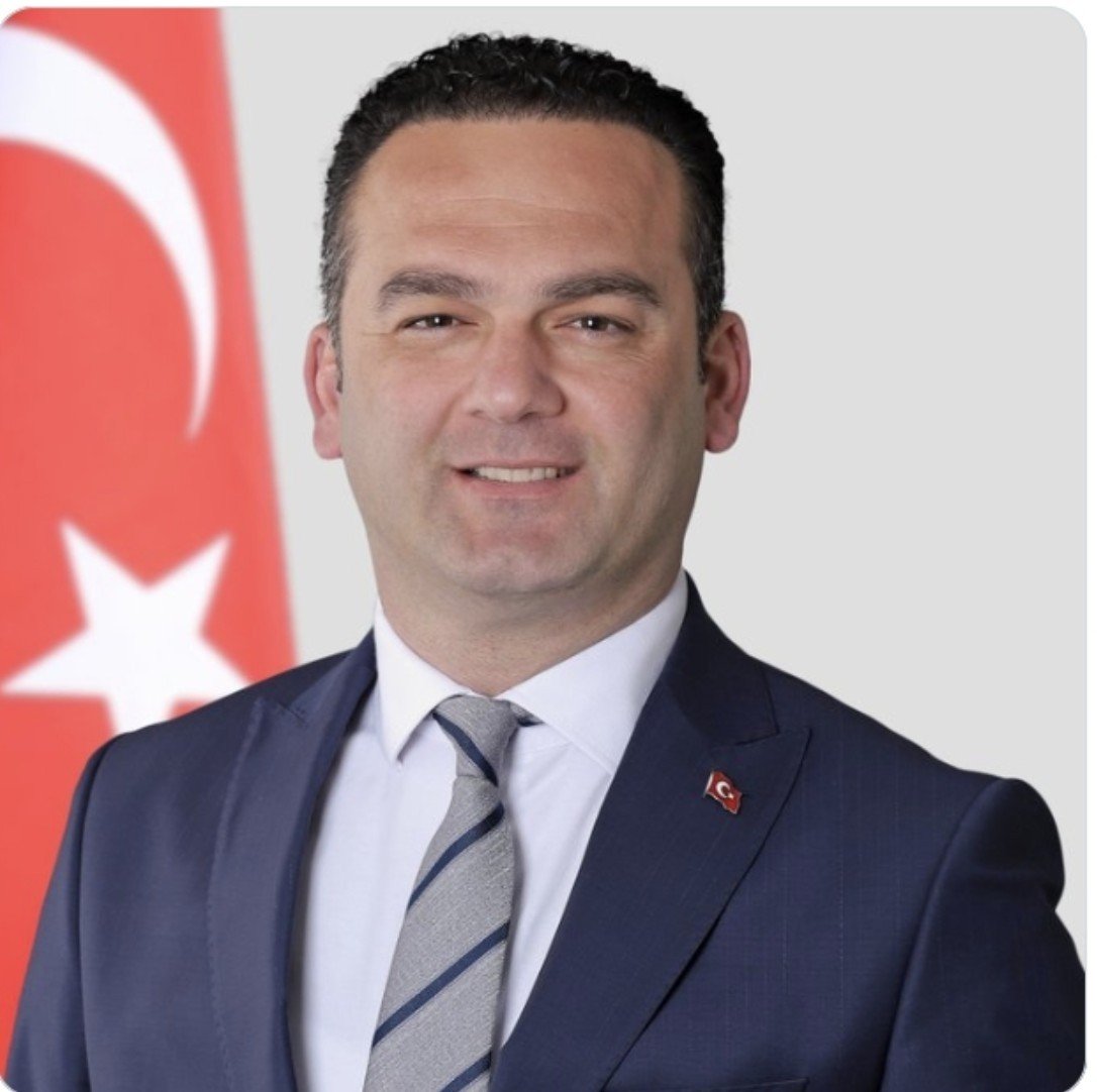tugrul__bey_'s tweet photo. 16 yaşındaki çocuğa
Sapıkça mesaj atan

21 yaşındaki belediye çalışanı kız ile otel odasında basılan

Baklava kutularında
Rüşvet alıp veren

40 belediyeyi soyanlara

"OLSUN HALK SİZİ SEÇTİ 
BUYRUN SOYMAYA VE TACİZE 
DEVAM EDİN demek 

O şehirlerde yaşayanlara
Küfür ve hakarettir https://t.co/Dd8ZWAK9Dc