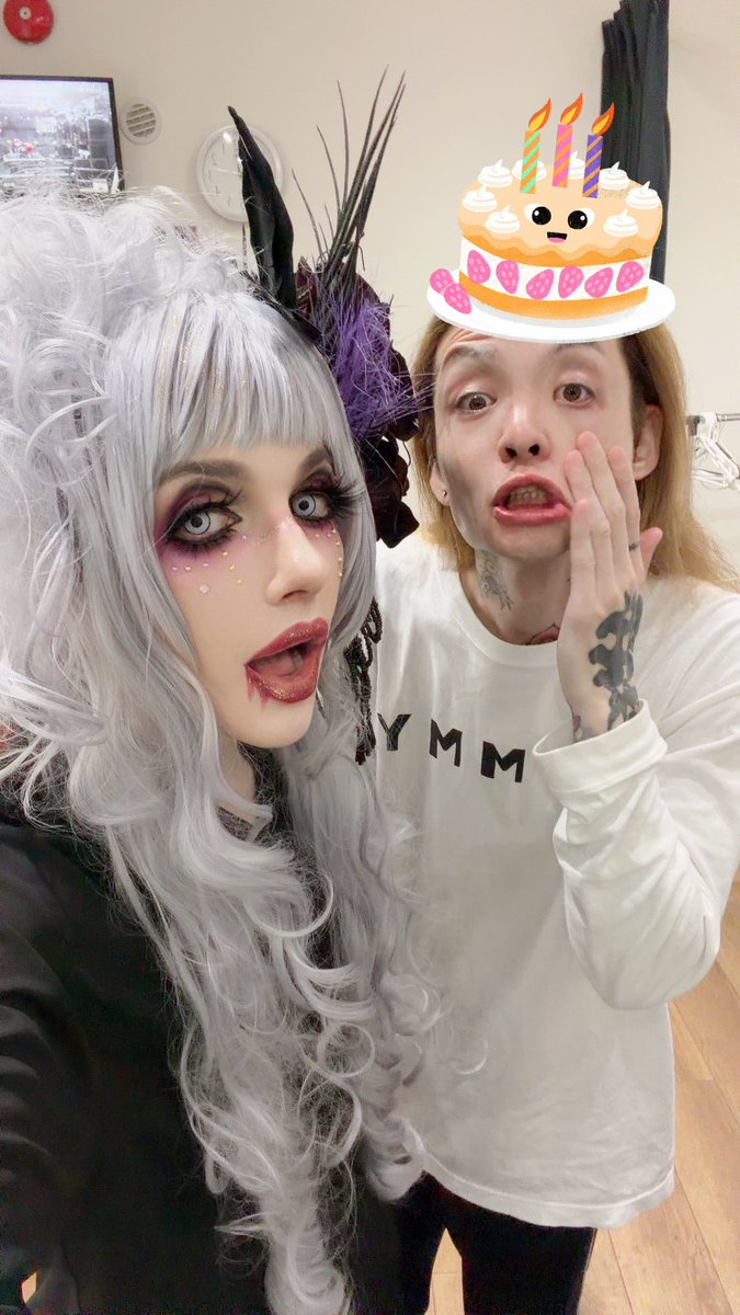 vo_chaos's tweet photo. Tanti Auguri Lottino✨✨🎉🎂
昨日はPHASEでお祝いさせていただいて、めちゃめちゃ嬉しかったです!!
今年の僕の生誕祭もPHASEでやったんですけど、その時Lottoさんが出ていただいて、なんか運命を感じました😌

メイク落とし中ツーショット、レアでしょう😳

そして一緒に祝ってくれたみなさん、本当にありがとうございました😊 もはや新衣装に慣れてきた感じがしますね。動画を見返してる本当にいいライブだったなと思います！！撮影会は、色々な国の方がいらっしゃって凄い国際的でした😂

出演者の方ともたくさん写真撮れたから公開して行くよ

いつもの方、初めての方、みんな本当にありがとう🌹