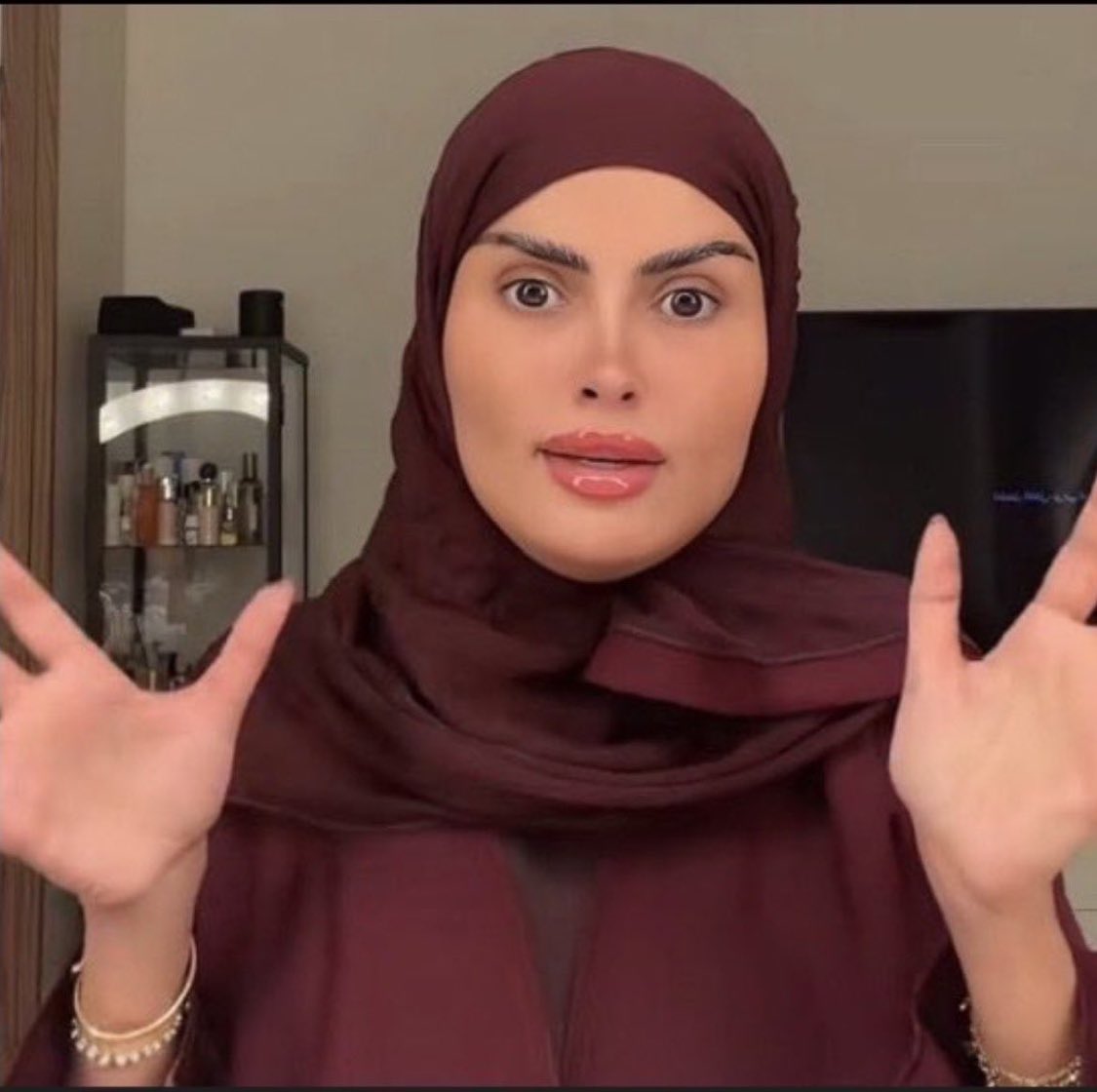 DFGHJKSAJCS's tweet photo. وجهي بعد ماتوضف لاني مجهز عيادات وانواع ابر البوتوكس والفلر من الحين https://t.co/hw1yppwyvj