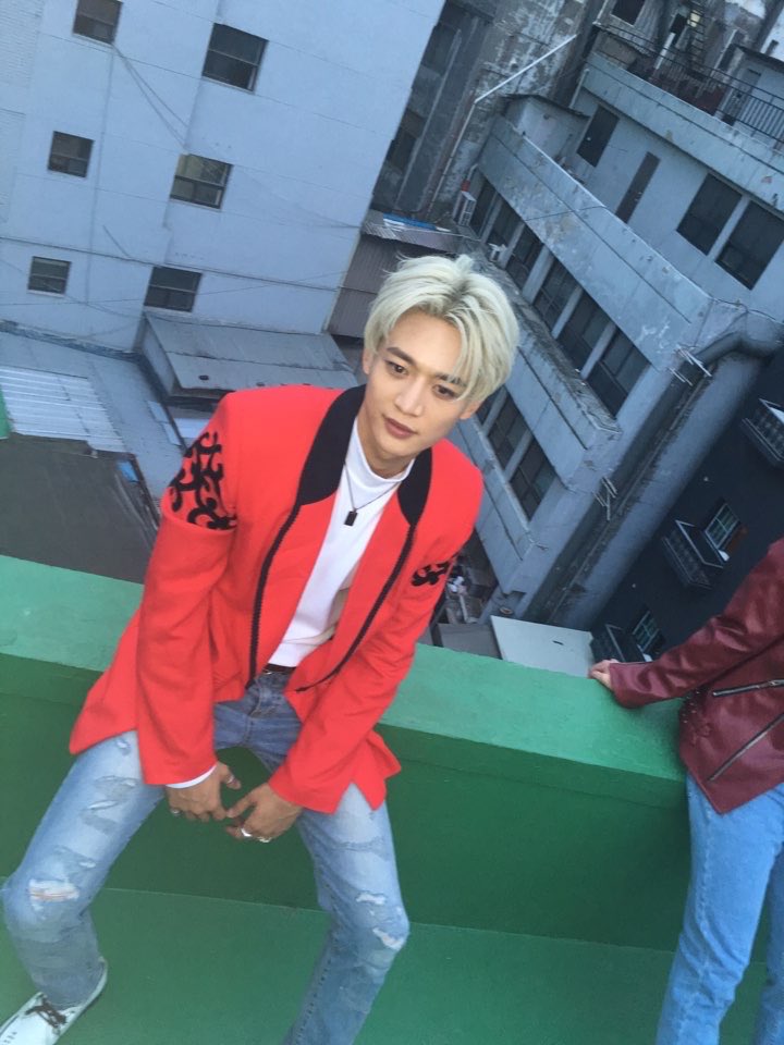 meusconceptions's tweet photo. minho sending pics from 1of1 era…. His phone is like the library of alexandria https://t.co/Oun8kzbdqg
