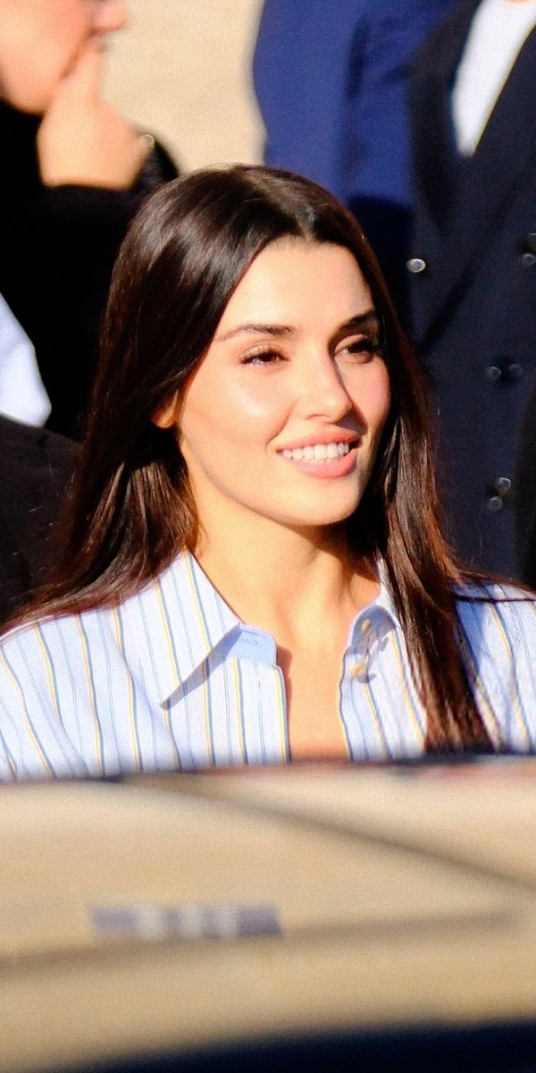 eslorez's tweet photo. If you think it's the sun shining on her face then I have to disappoint you, cause it's her face that's glowing 😩❤️‍🔥 https://t.co/RxwJGCpFk8