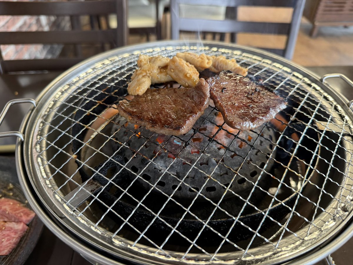 ISA66692528's tweet photo. 高崎市「ホルモンさわ」で和牛カルビランチ🥩

七輪で焼くカルビは柔らかく、脂の旨味たっぷり。ホルモンやキムチ、スープも付いて、ライスはおかわり自由🍚

焼きたてカルビをご飯に乗せて食べると最高でした！

ごちそうさまでした。#ホルモンさわ https://t.co/uEm6evwZKk