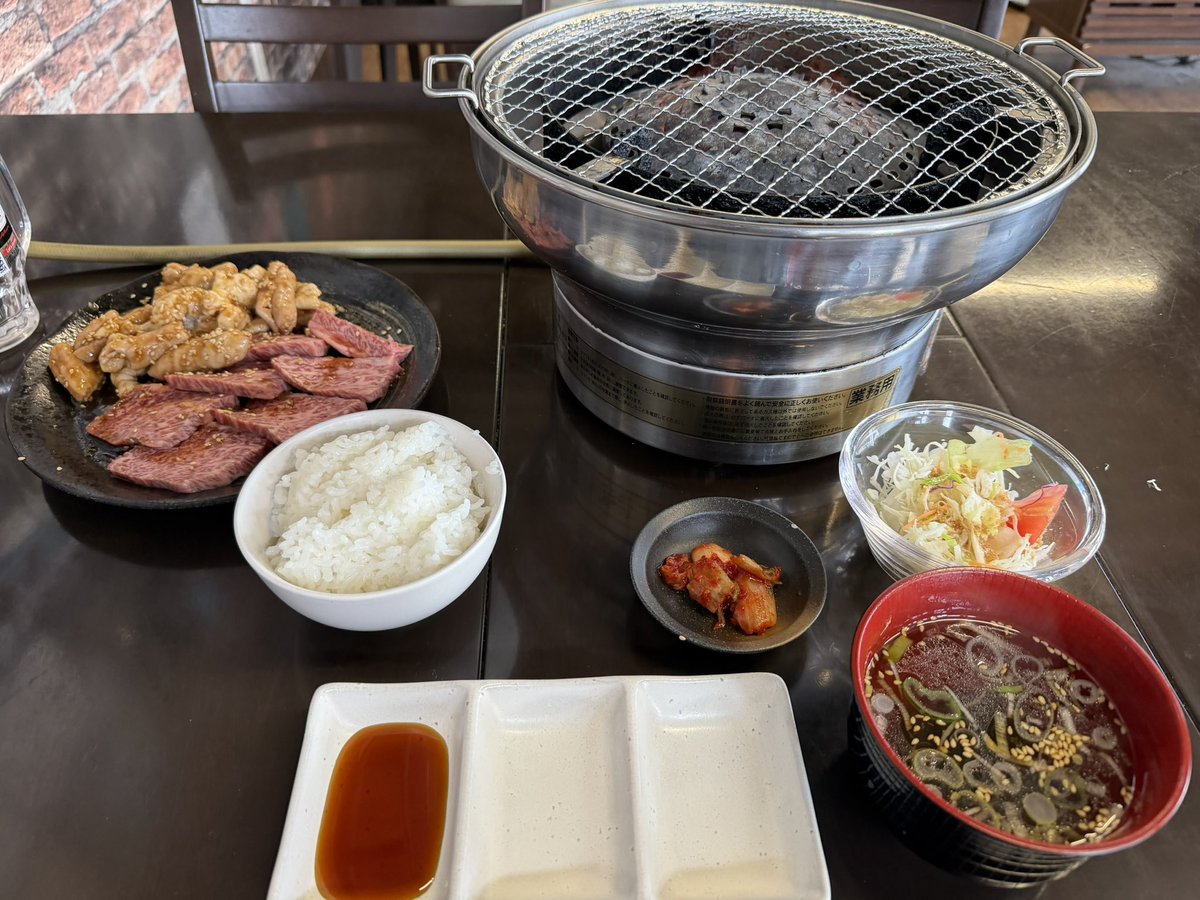 ISA66692528's tweet photo. 高崎市「ホルモンさわ」で和牛カルビランチ🥩

七輪で焼くカルビは柔らかく、脂の旨味たっぷり。ホルモンやキムチ、スープも付いて、ライスはおかわり自由🍚

焼きたてカルビをご飯に乗せて食べると最高でした！

ごちそうさまでした。#ホルモンさわ https://t.co/uEm6evwZKk