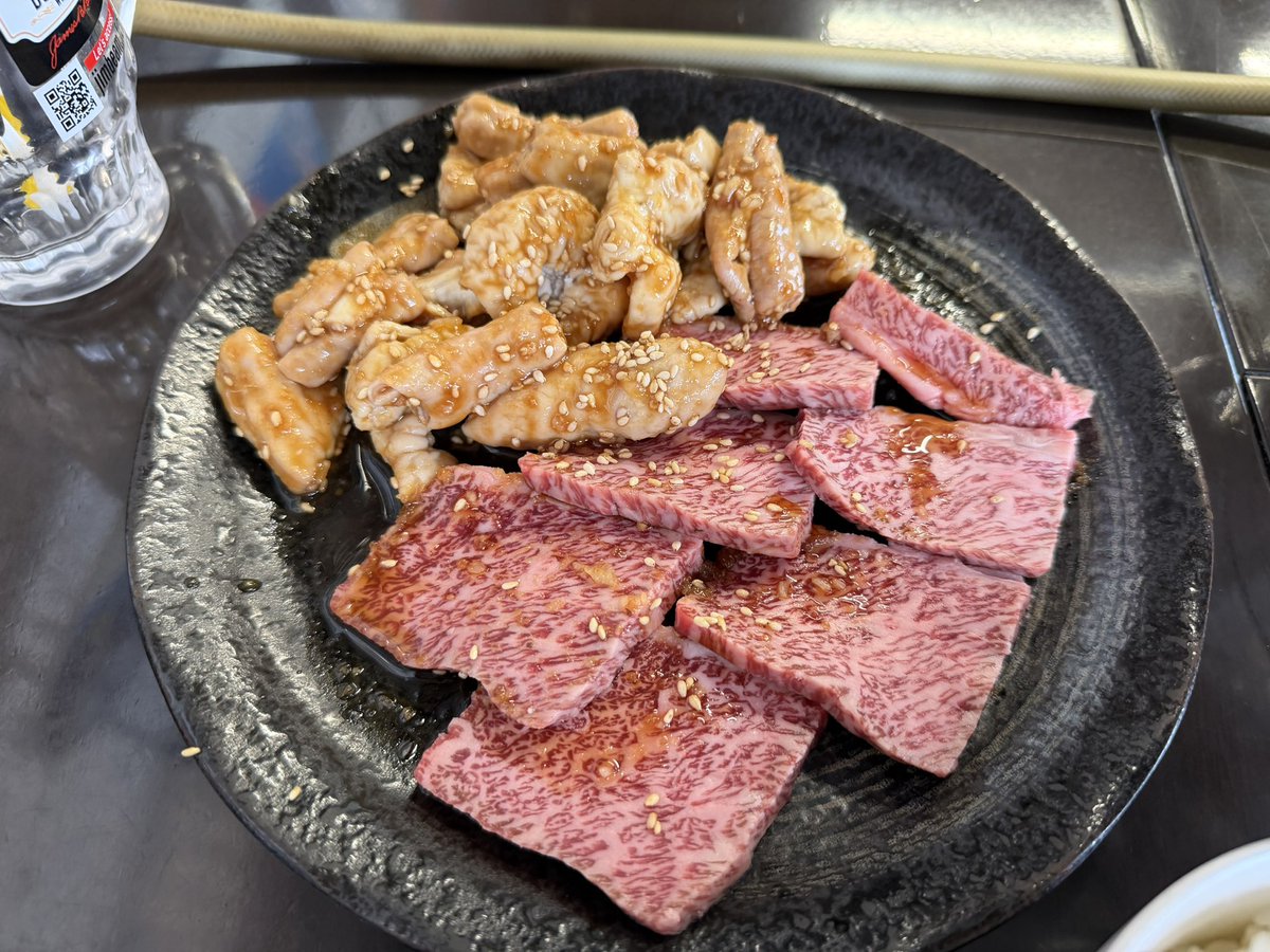 ISA66692528's tweet photo. 高崎市「ホルモンさわ」で和牛カルビランチ🥩

七輪で焼くカルビは柔らかく、脂の旨味たっぷり。ホルモンやキムチ、スープも付いて、ライスはおかわり自由🍚

焼きたてカルビをご飯に乗せて食べると最高でした！

ごちそうさまでした。#ホルモンさわ https://t.co/uEm6evwZKk