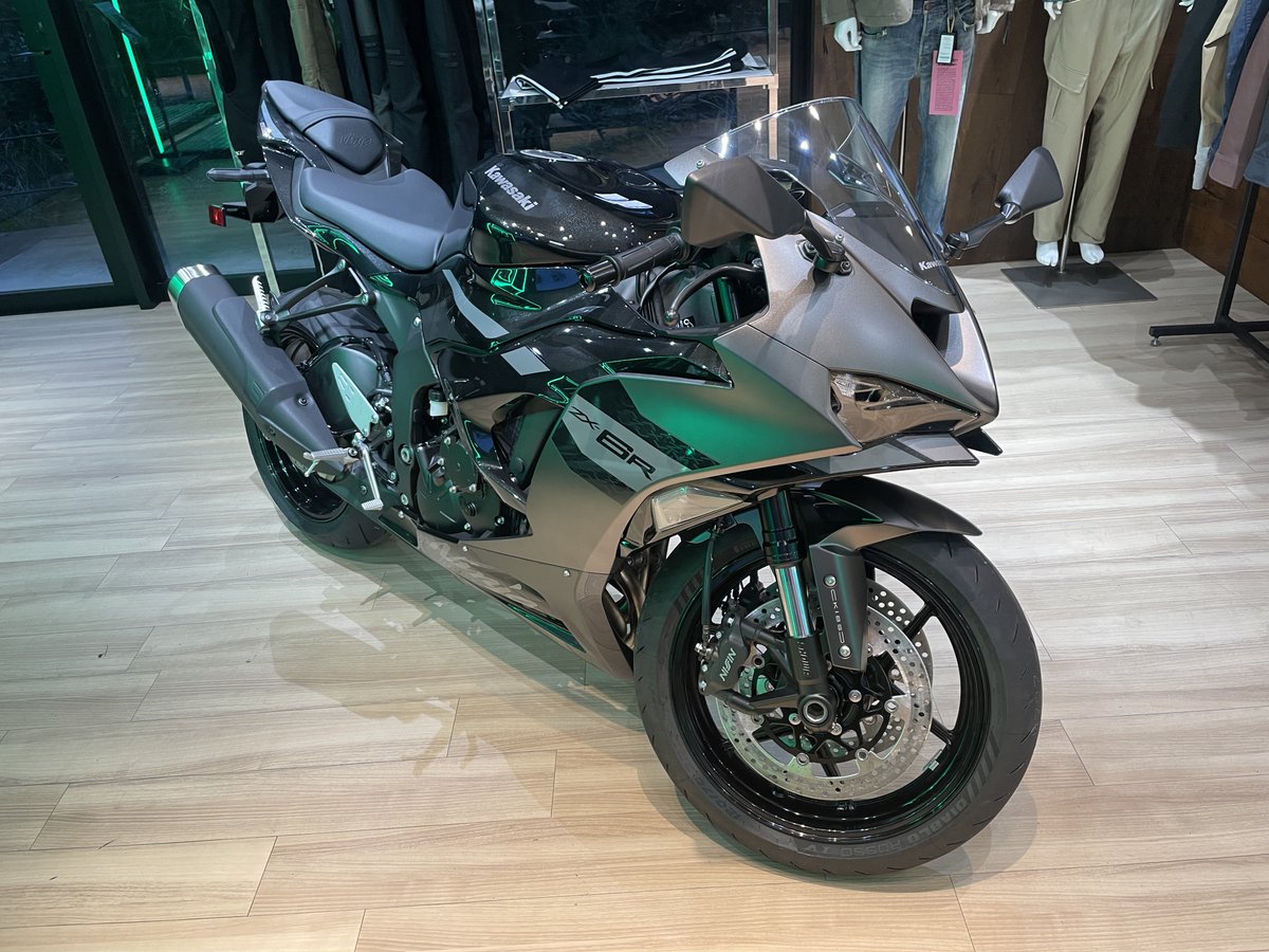 plazatotsuka's tweet photo. こんにちは、カワサキプラザ横浜戸塚です！
2026年モデル　Ninja ZX-6R在庫ございます。
ミドルサイズスーパースポーツですが、ETC2.0を標準装備！
その他の車両についてもお気軽にお問い合わせください。
#カワサキ #新車 #zx6r https://t.co/q61eo8vFGP