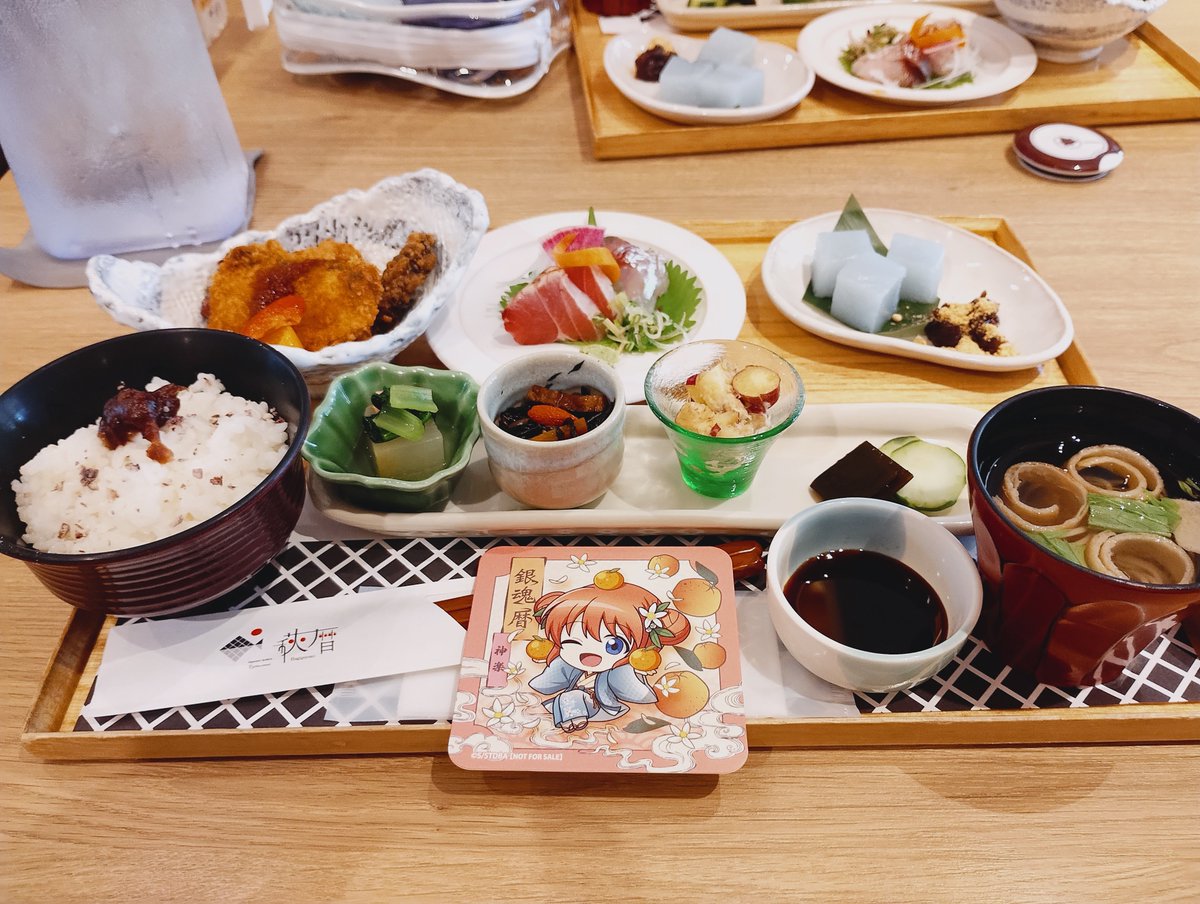 kikuwoniru's tweet photo. バースデーランチ
小鉢は日替わり　箸も何種類かあって皆違うみたい
ご飯に普通に甘いあんこ乗ってて軽い宇治金時丼
くじら(たぶん)の唐揚げ柔らかくて美味しかった
醤油は甘口　お吸い物に素麺？入ってた
大変美味しくいただきました😊
お箸レジ横に置いてあって気になったけど時間がなかったので次へ https://t.co/7RIVZcXw2g