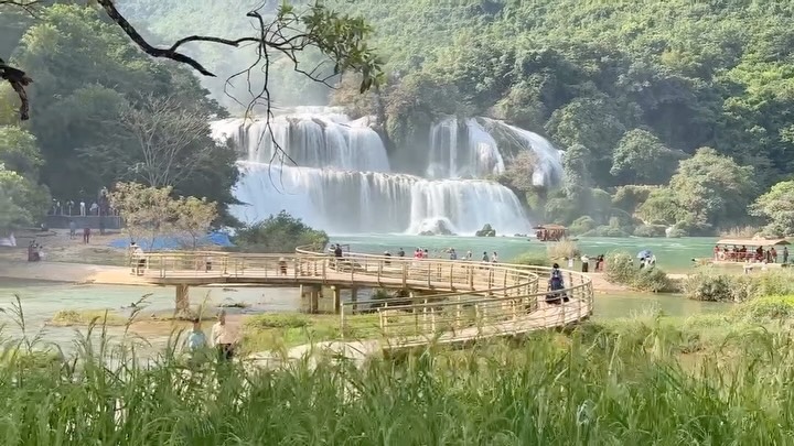 nicckbeautiful's tweet photo. POV: You came to Vietnam for a few days and accidentally discovered Cao Bang. Ban Gioc Waterfall looks like a painting, but it’s real. Cao Bang is truly this beautiful. Planning a trip? Get local support for transport, stays, guides, hidden spots, https://t.co/zyJpBhDg71