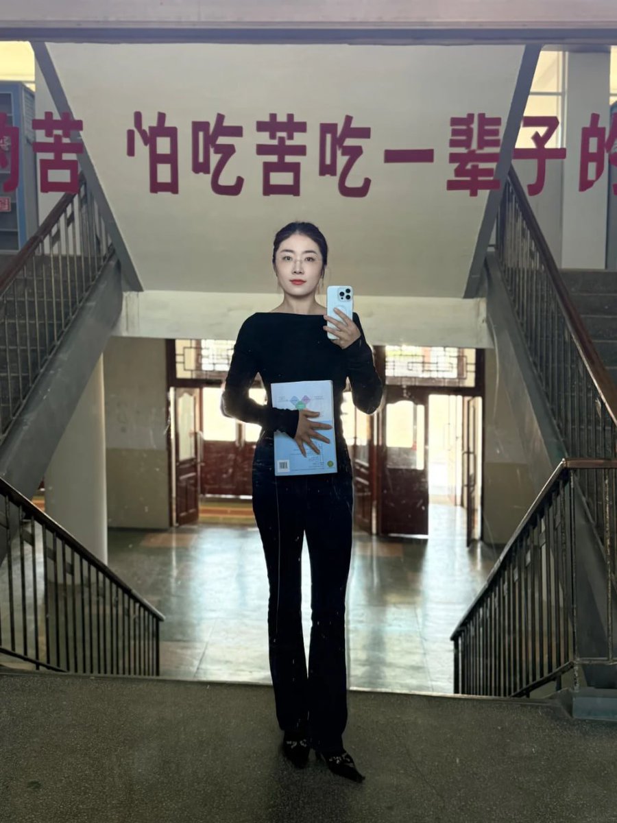 alexanderfilms's tweet photo. 体制内高中教师第一次玩X。有人吗？白天站在讲台上讲题，晚上才敢做回自己。
90后已婚高中教师的反差，可能比你想象中更安静一点，也更撩一点。 https://t.co/Y7Y52wJE17