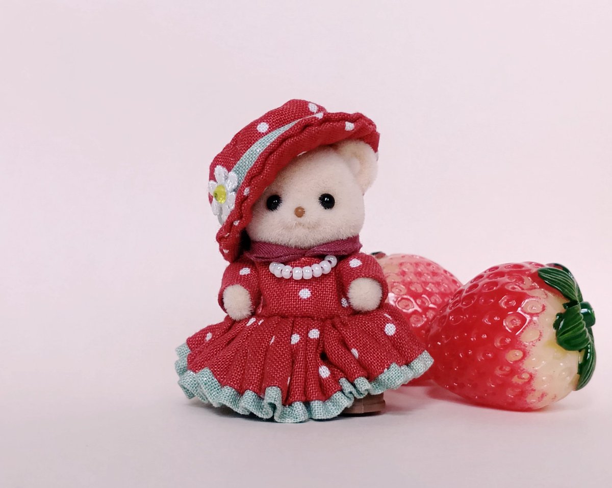 bay1eaf123's tweet photo. シルバニアの赤ちゃんの為に苺なお洋服を作りました🍓ˎˊ˗ (家具コレに感化された模様) https://t.co/qyn6KDsBq9