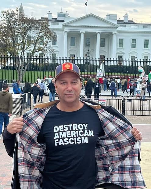 IfindRetards's tweet photo. Found one 

Rage Against the Machine guitarist, Tom Morello https://t.co/5yWeVdsFsg