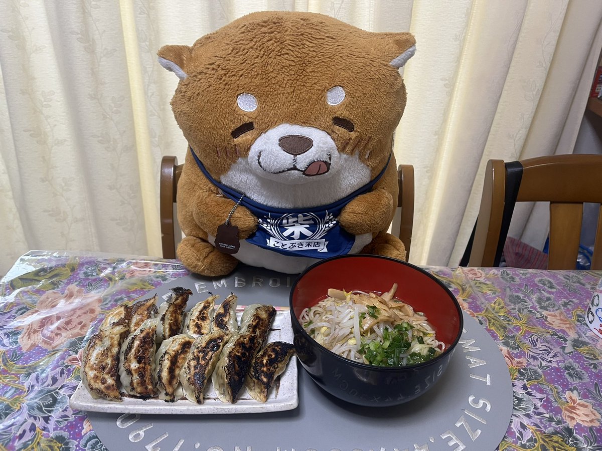 tomozo_p_union's tweet photo. 10月5日
今日の昼ごはん
① 手作り餃子
オーソドックスな味付けで
② ラーメン
生麺使ってスープも作りました。
ラーメン定食出来上がり‼️
#忠犬もちしば https://t.co/OlmhMhMENV
