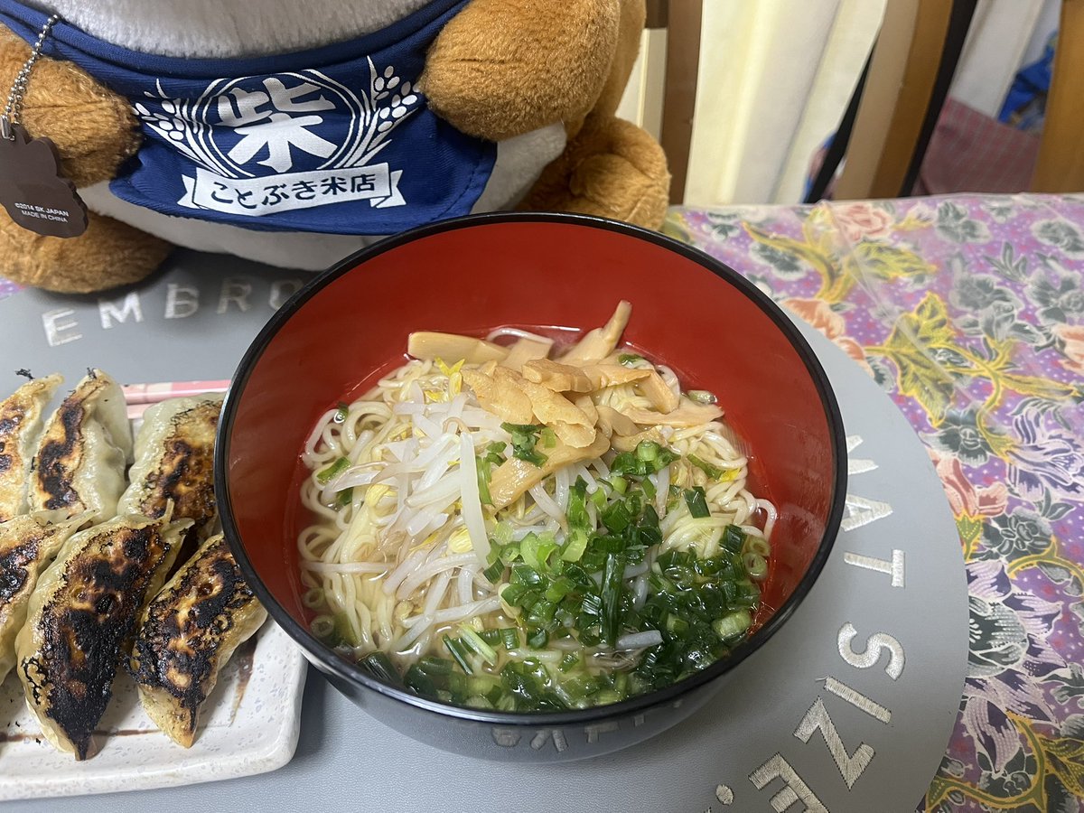 tomozo_p_union's tweet photo. 10月5日
今日の昼ごはん
① 手作り餃子
オーソドックスな味付けで
② ラーメン
生麺使ってスープも作りました。
ラーメン定食出来上がり‼️
#忠犬もちしば https://t.co/OlmhMhMENV