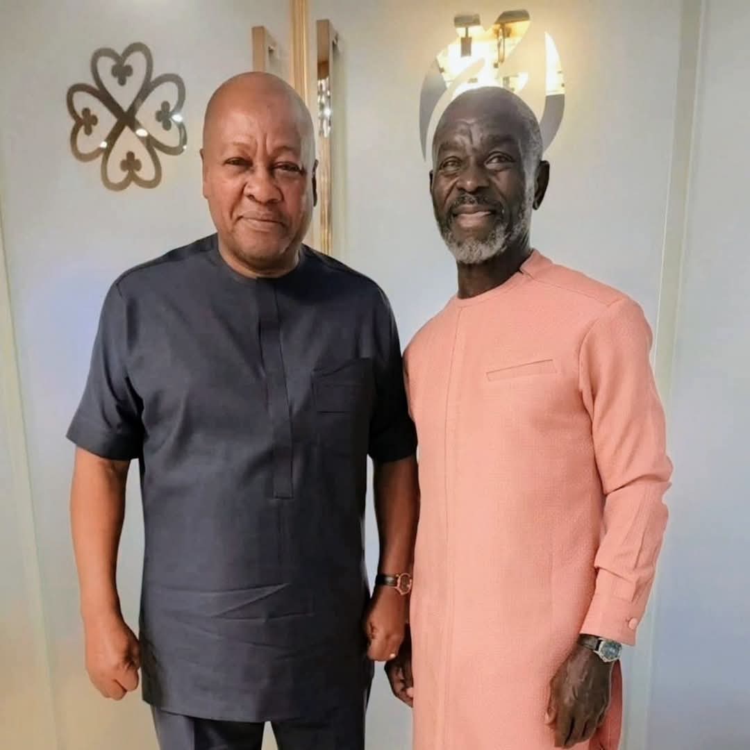 PrinceKAmoabeng's tweet photo. Took this picture some few weeks ago when I made a quick stop at the president's private residence. I had to commend him of bringing stability in our economy and also adviced  him to put Ghana first 🇬🇭. https://t.co/TLvNf5q9i4