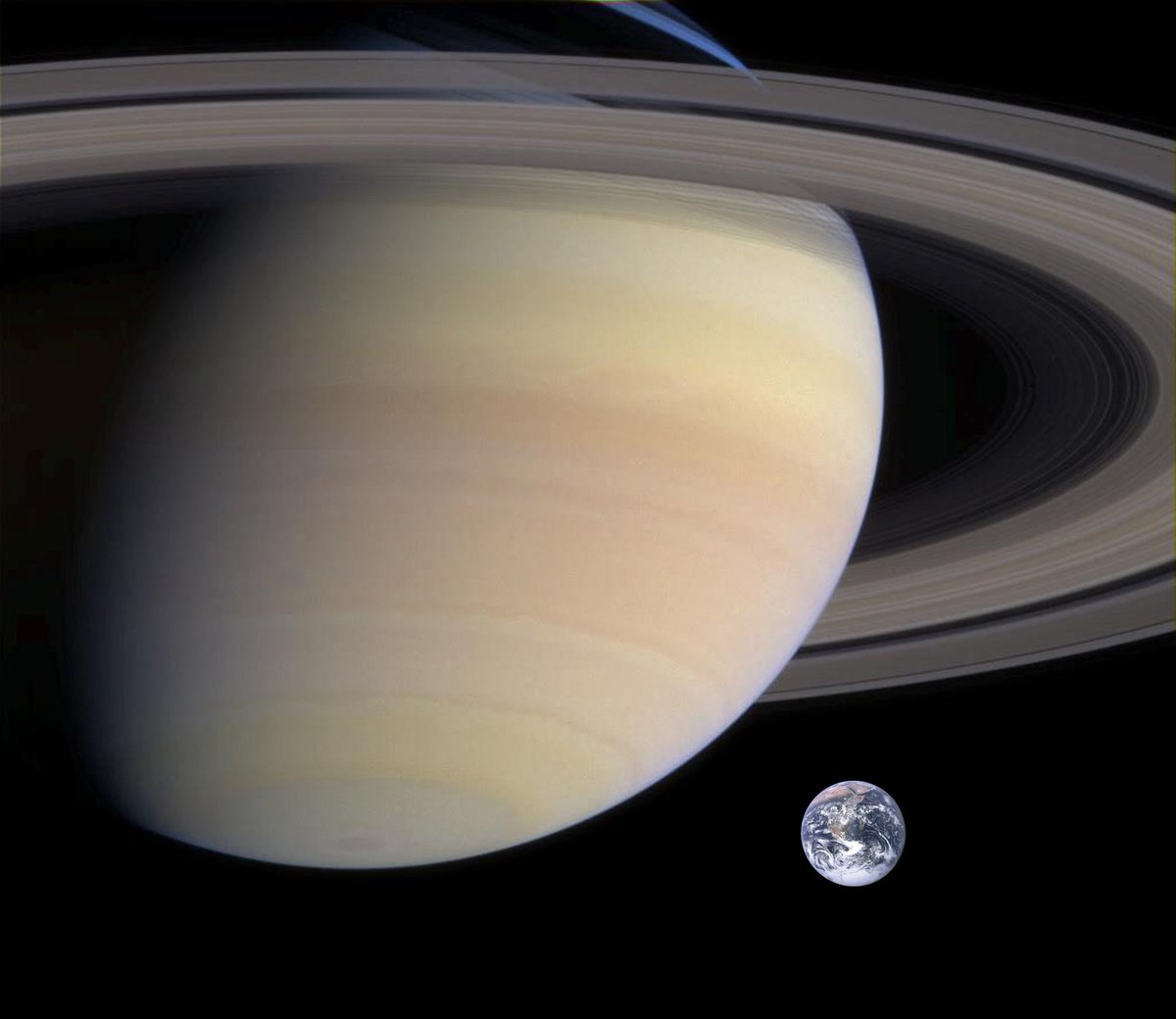 spacepluses's tweet photo. 今宵は，太陽 - 月 - 土星がまっすぐに並ぶ「衝（しょう）」の状態となります🚀🌏（ちなみに，地球と土星の公転周期の違いから，約378日に1回起こる現象です🌞✨） https://t.co/W0cjCHJso1