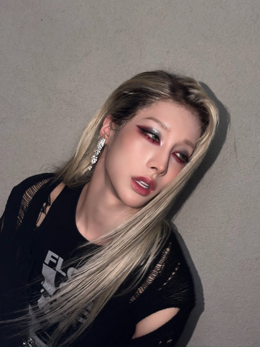 ruipanties's tweet photo. she's getting more and more into drag each time and i'm enjoying it so much https://t.co/TnZhif2Qu0