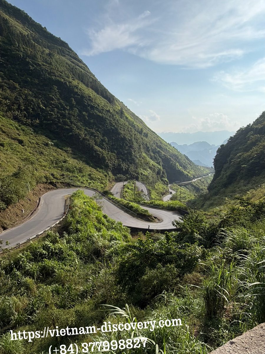 Astri2796's tweet photo. Khám phá Hà Giang Loop bằng xe máy: đèo núi hùng vĩ, thung lũng đá vôi, bản làng rực rỡ và những cung đường ngoạn mục. Trải nghiệm miền Bắc chân thực, gặp gỡ người dân địa phương và thưởng thức ẩm thực vùng cao. https://t.co/jgwYdKPYqz