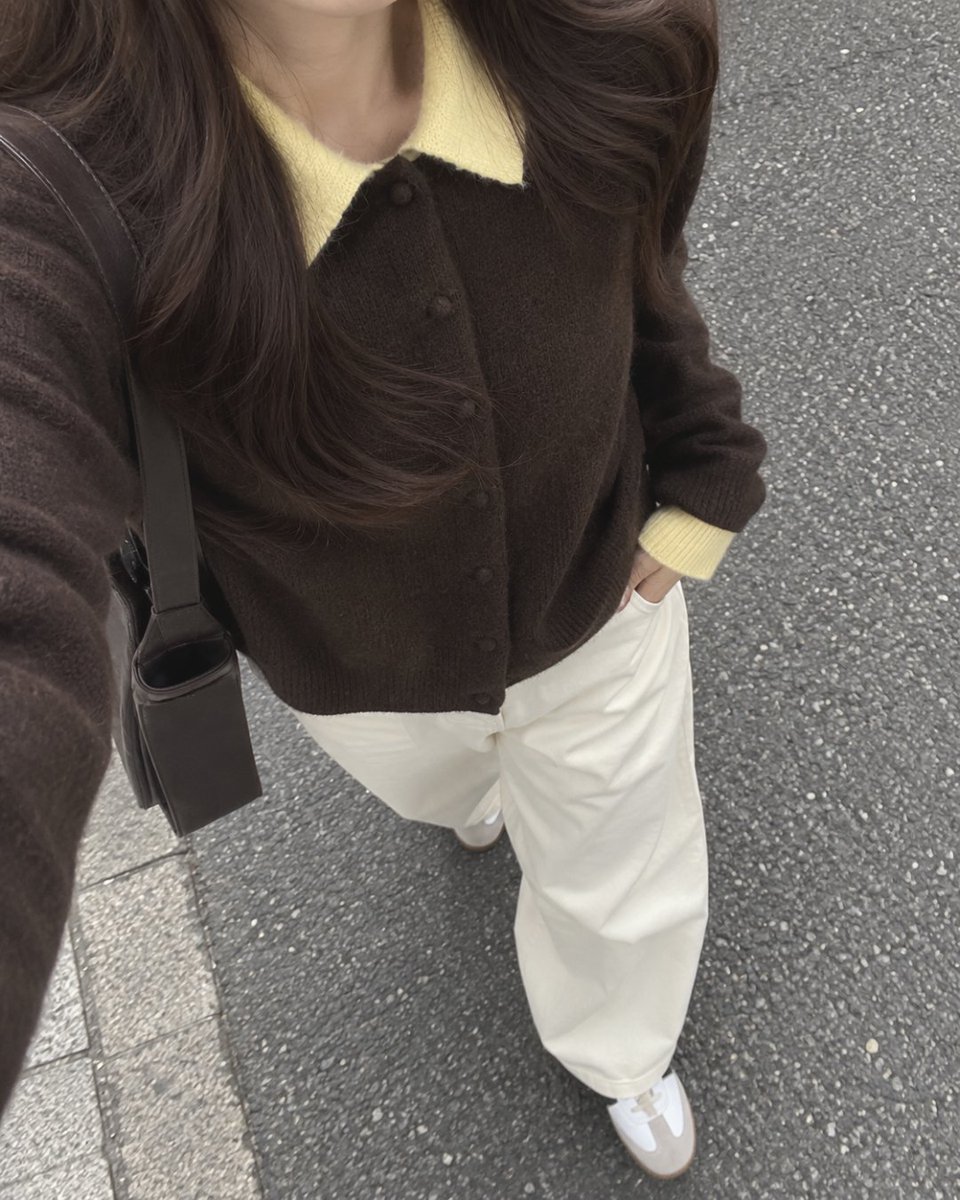 nana_code_korea's tweet photo. GUのポロカーデ、ブラウン×淡いイエローの組み合わせが可愛すぎる🥹🤎
ブラウン×淡いイエローを重ねるだけで、一気に韓国っぽい秋コーデになる。
白パンツに合わせれば大人っぽくまとまるし、差し色初心者でも真似しやすい🍂 https://t.co/QfGuo5uBBY