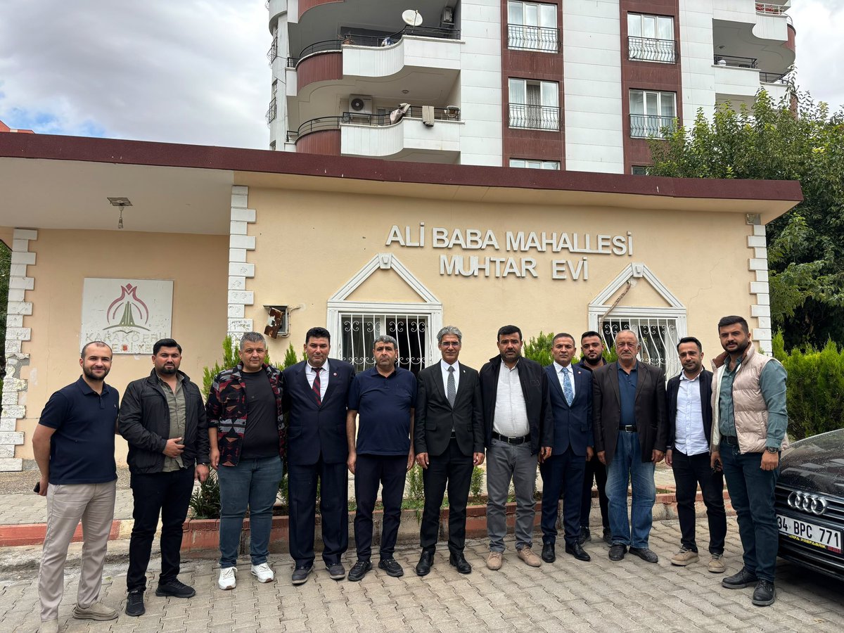 urfayeniparti's tweet photo. İl Başkanımız Ecz. Bozan Sürücü, Karaköprü İlçe Başkanımız Av. Ethem Kaya ve yönetim kurulu üyelerimizle birlikte Ali Baba Mahallesi Muhtarımız Sayın Mehmet Aslan’ı ziyaret ettik.

Mahallemizin ihtiyaçlarını, vatandaşlarımızın beklenti ve taleplerini doğrudan dinledik; çözüm bekleyen konular üzerine değerlendirmelerde bulunduk.

Bizim siyaset anlayışımız; makamdan değil mahalleden, halkın içinden ve vatandaşın sesinden güç alır.

Şanlıurfa’nın her mahallesinde hemşehrilerimizi dinlemeye, sorunları yerinde tespit etmeye ve çözümün takipçisi olmaya devam edeceğiz.

Misafirperverliği ve kıymetli değerlendirmeleri için Muhtarımız Mehmet Aslan’a teşekkür ediyoruz.

@yenipartiyiz @eczozgurozel @EnsarAytekin10 @MTanal @av_ethemkaya