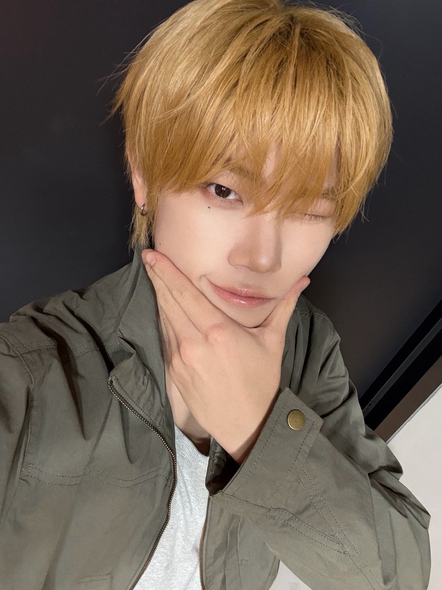 CYE_MEMBERS7's tweet photo. 잇츠라이브 잘 봤어??

#장여준 #JANGYEOJUN 
#CLOSEYOUREYES #클로즈유어아이즈
#CYE #클유아 https://t.co/01l9aaOZJQ