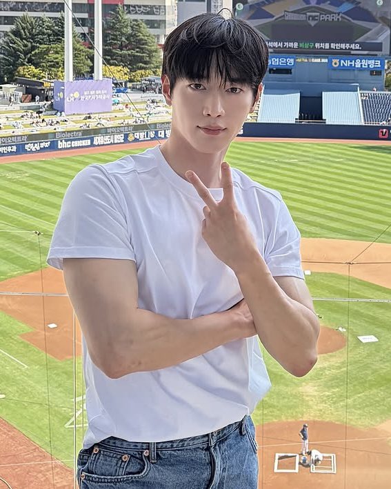 ilikehandsomee's tweet photo. 미남이 흰티에 청바지 입는거  영원��좋을듯 https://t.co/n6YjHkJ3Hl