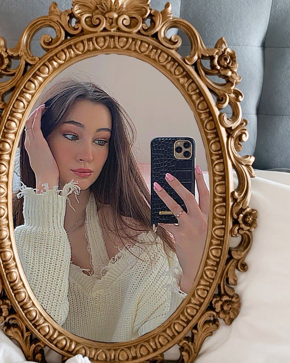 MaryseHeart's tweet photo. Obsessed with the vintage touch of this golden mirror 🪞✨ Soft knits, messy hair, and a slow morning check-in. Finding beauty in the little details of today’s look. 🤎
#sweaterweather #falloutfit #ootdinspiration #mirrorselfie #aestheticfashion https://t.co/KansSmZ4zf