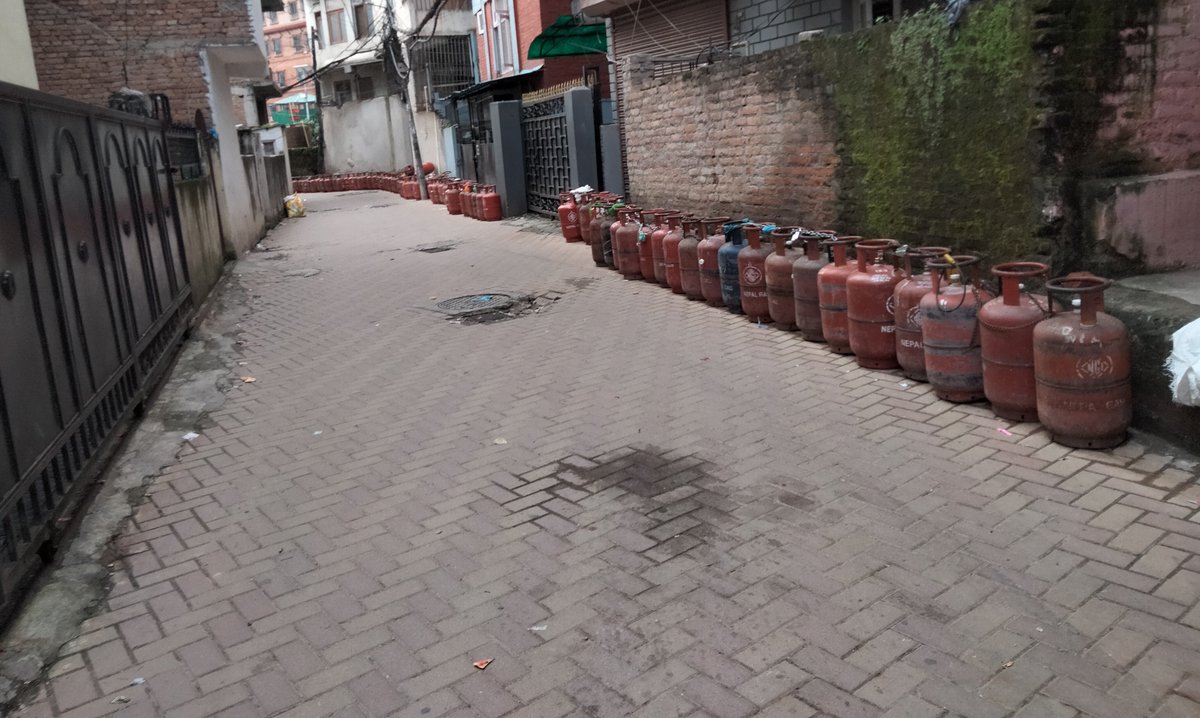 iapetus_k's tweet photo. धन्न ग्याँसको लाइन छ र दिन कटाउन पाएका छौँ https://t.co/1GX53OTl9y