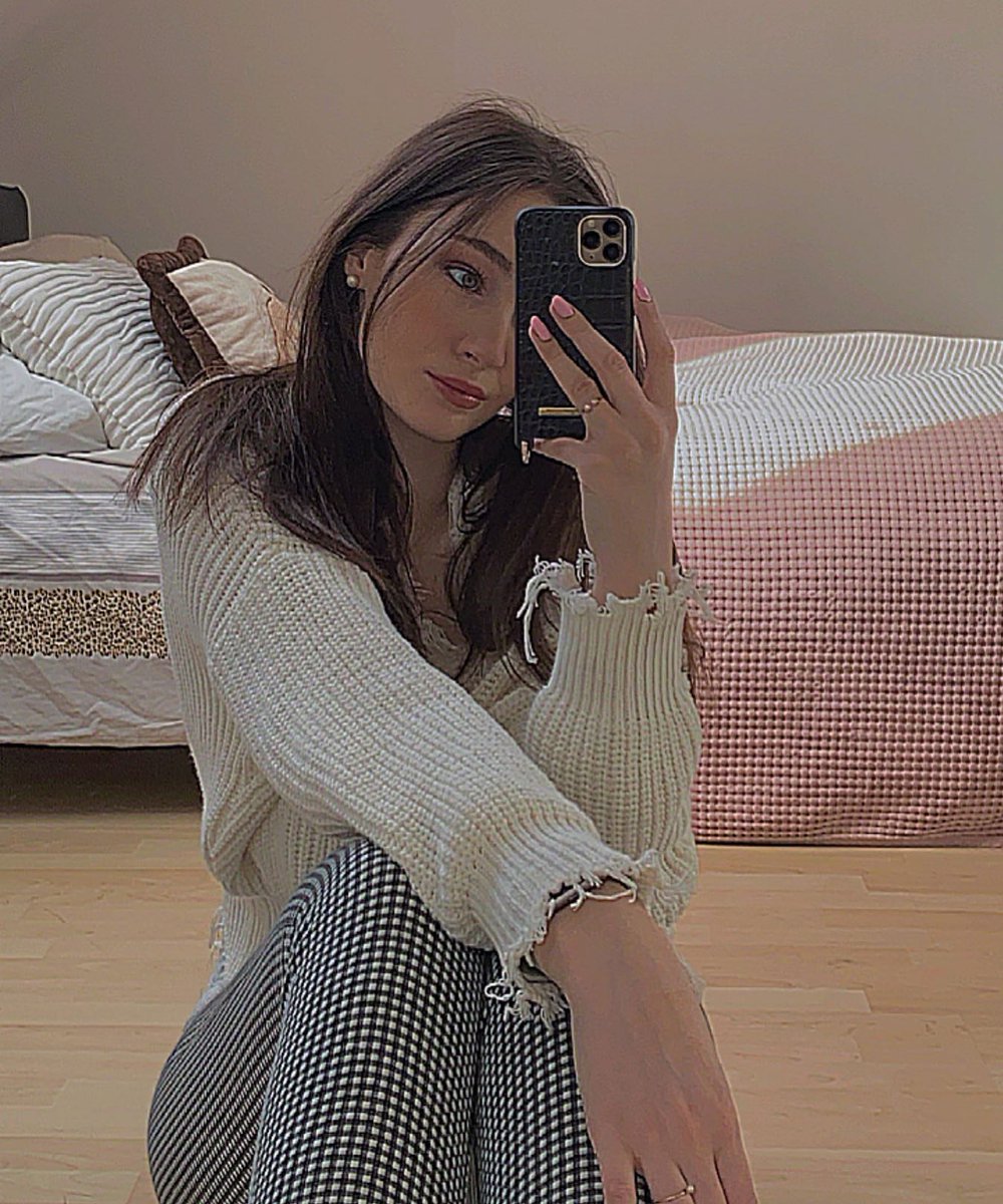 MaryseHeart's tweet photo. Obsessed with the vintage touch of this golden mirror 🪞✨ Soft knits, messy hair, and a slow morning check-in. Finding beauty in the little details of today’s look. 🤎
#sweaterweather #falloutfit #ootdinspiration #mirrorselfie #aestheticfashion https://t.co/KansSmZ4zf