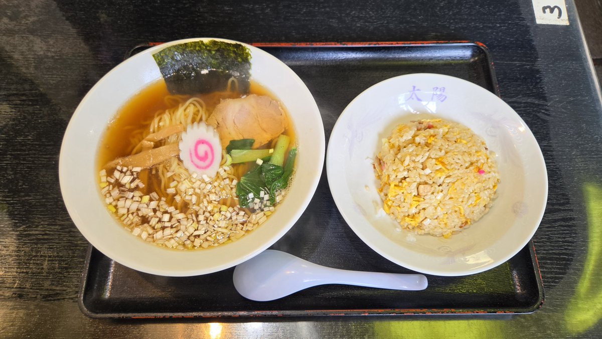 chooringen's tweet photo. 今日のお昼は物件の近くで
ラーメンと半チャーハン
正統的な街中華で美味しかった

ところで、ここの店は定休日が水・日とある
でもランチメニューの➁には水と書いてある
これいかに？
祝日は営業するからその時用かなぁ？ https://t.co/ttjV3zfbKZ