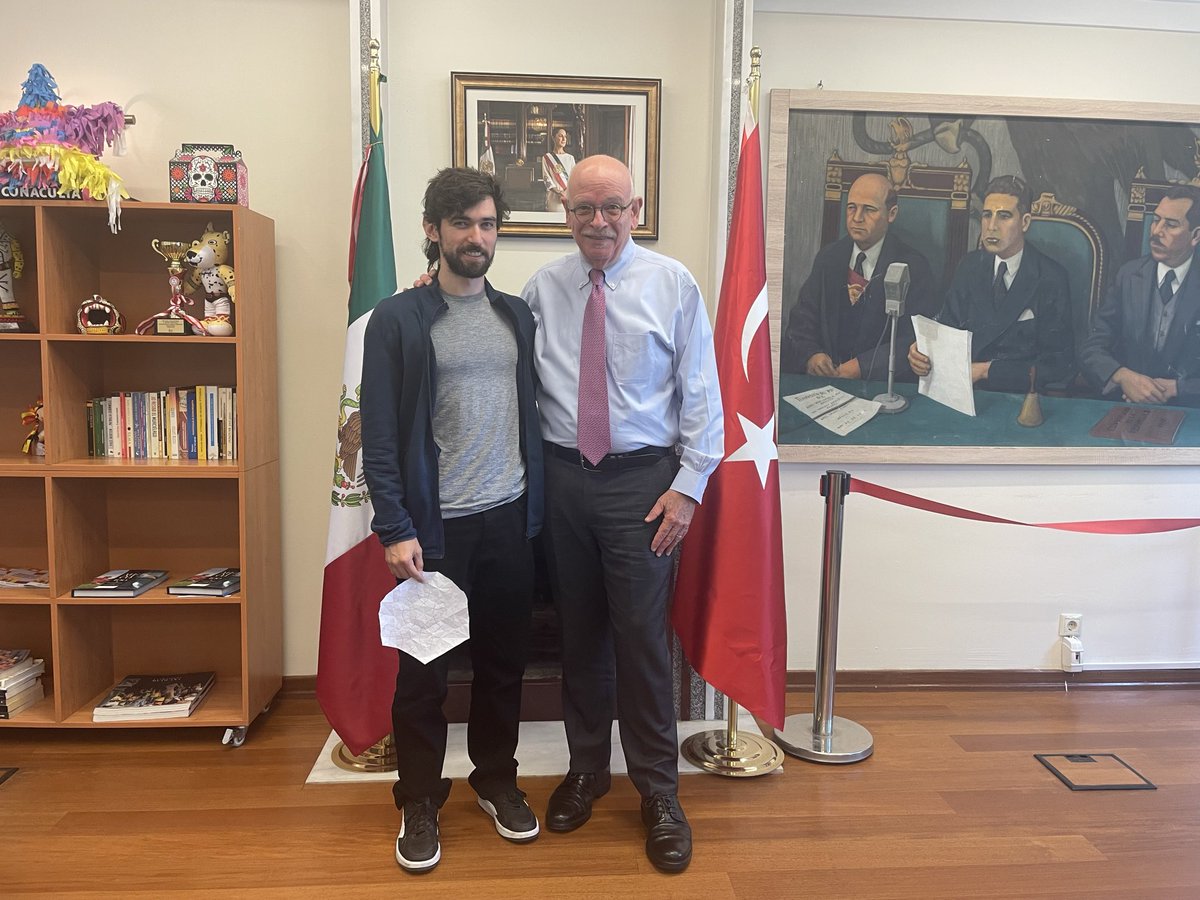 afierrog's tweet photo. Me dio gusto recibir en @ConsulmexETB al artista regiomontano Ricardo Hinojosa, quien ha estado colaborando con el Centro de Diseño de Estambul, y les ha compartido sus experiencias con el diseño islámico. ¡Muchas gracias por la visita! https://t.co/XghgwErJrH