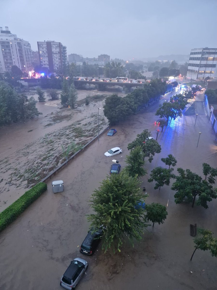 jaume_albaiges's tweet photo. No tinc cap dubte que en temps d'emergència climàtica i habitacional el que més necessitem és un aeroport més gran. Cap dubte. 

Foto @HugCardedeu https://t.co/Tx4LkNq2hX