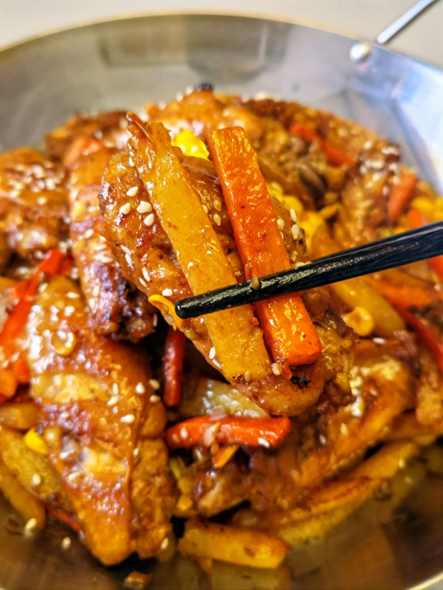 camen986194's tweet photo. The burnt stew's aroma makes people run away in stuffy air, avoiding the messy kitchen mess. https://t.co/hm0XK7RlXY