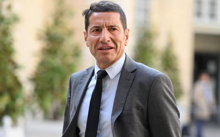 Mileistesfr's tweet photo. David Lisnard n'est pas Milei.

Il est trop mou à notre goût. 

S'il y avait un candidat plus libéral que lui, on le soutiendrait sans hésiter.

Oui mais voilà:

- il n'y aura pas mieux en 2027
- il a une chance de gagner. Certes, pas énorme, mais elle existe quand même.
- les français ne sont pas prêts pour plus
- on le pense sincère dans son combat libéral
- on pense que s'il met en place son programme, il peut éviter une faillite catastrophique et remettre le pays dans le bon sens.

Il y a encore quelques mois, nous étions désespérés.

Avec Lisnard, il y a une lueur d'espoir de ne pas voir le pays sombrer.

On y croit! (un peu)