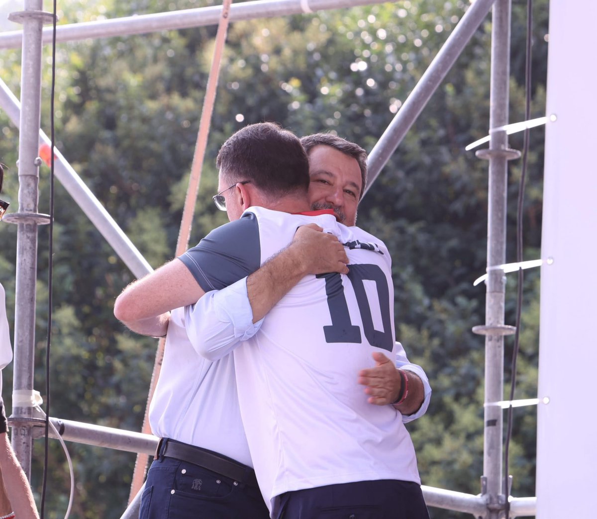 matteosalvinimi's tweet photo. Congratulazioni e un grande abbraccio all’amico @FlavioBolsonaro per lo straordinario risultato ottenuto alle elezioni in Brasile: primo con oltre 56 milioni di voti, quasi due milioni e mezzo in più del presidente uscente. Força, Flávio! 💪🏻🇧🇷 2️⃣2️⃣ https://t.co/jt5NfB06WP