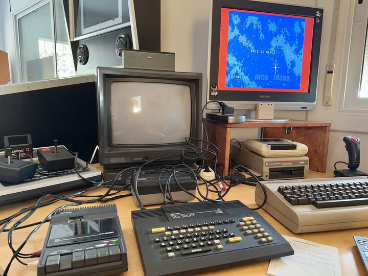 turk182es's tweet photo. Y'a pas à dire, avoir un ordinateur dans les années 80 c'était en fait un beau bordel de câbles 😁
Bonne semaine à tous !
#Retroblog #Retro #Retrogaming #Retrogames #retrogamers #RetroComputer #Oldies #Vintage #8Bits #Jeuxvideo #Videogames #VG5000 #Commodore #C64 #Videopac https://t.co/s6YDcQFR9l