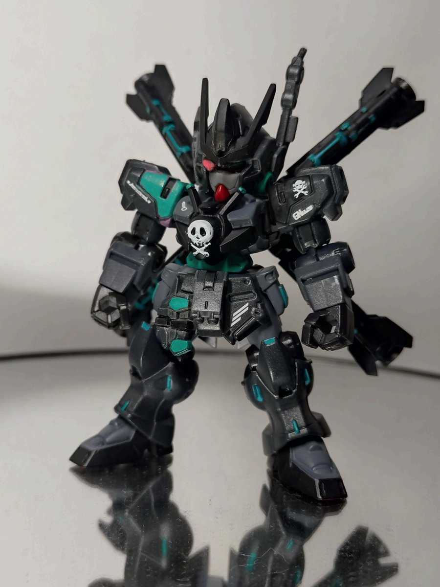 koara_yoshi0's tweet photo. リカルド海賊団の機体。
ダークハウンド風でカラーは暗めの眼帯つけてます。
ペーパープランでフルクロス仕様も。
海賊王に俺はなる！！
#モビルスーツアンサンブル
#みんなのMSEカスタマイズ祭り https://t.co/Kr1O6Dd8rG