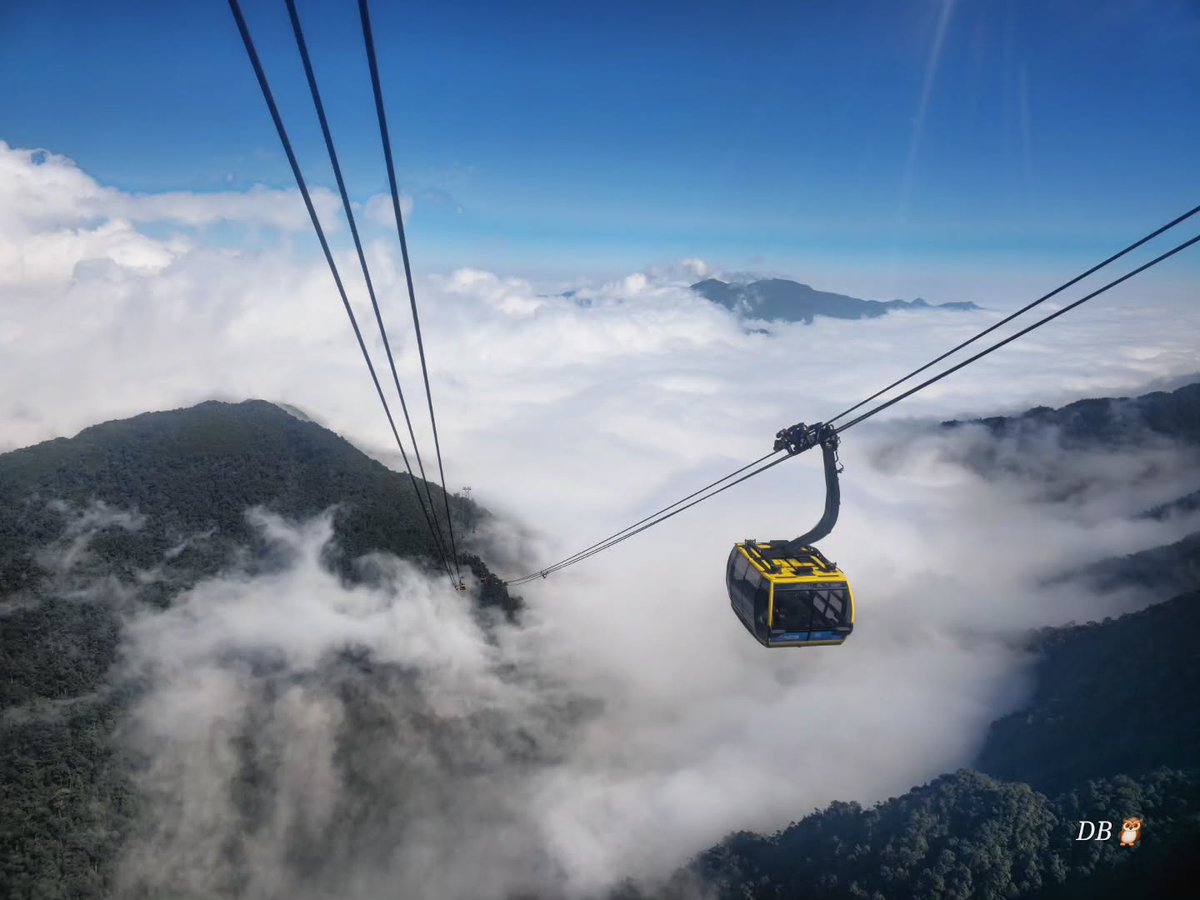 xaniliyim's tweet photo. 6, 292 metres to Indochina’s highest peak. Halfway up, the world disappears into the clouds. You stop fearing heights and start wondering if this is what flying feels like. Fansipan Cable Car, Sapa, Vietnam. https://t.co/NjPs7So5Oq